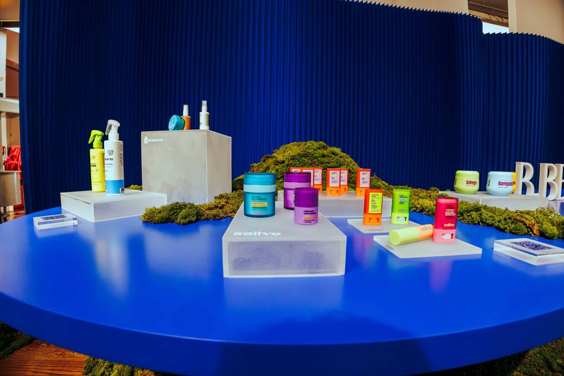 Produtos das marcas na mesa da BBeauty